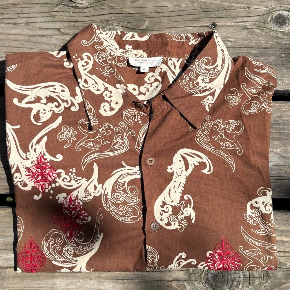 Hawaiian style Brown & Red Paisley Short-Sleeve Shirt Coconut Buttons